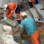Frente de obra da prefeitura recupera rede de drenagem no bairro Sao Jose Operario na zona Leste 2