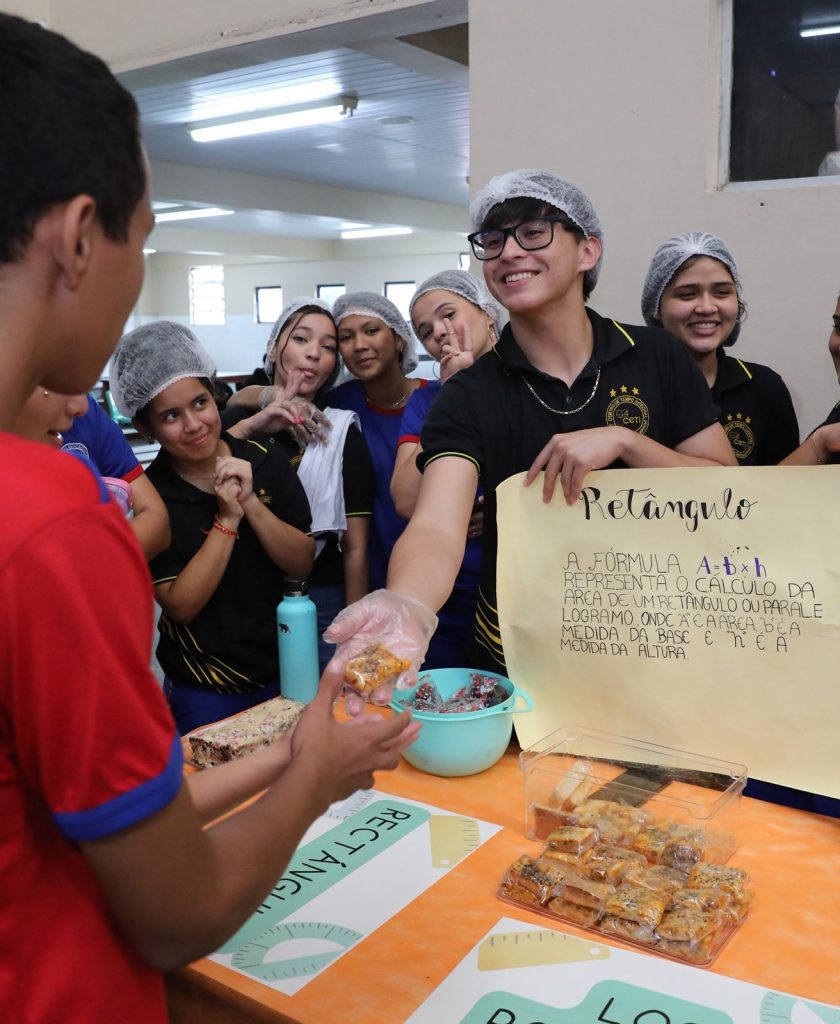 Ceti João dos Santos Braga une bilinguismo, geometria e culinária em evento pedagógico Portal Informe Digital Educacao Feira Gastronomia e Bilingue foto Euzivaldo Queiroz 2 840x1024 1