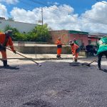 Prefeitura de Manaus atende solicitacao de moradores e recupera rua do bairro Flores com asfalto
