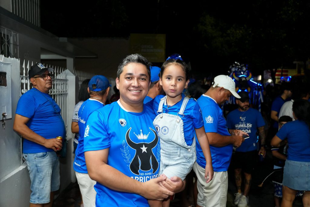 Festival de Parintins 2025: Boi de Rua estreia novo formato e arrasta multidão pelas ruas de Parintins Portal Informe Digital Cultura Boi de Rua Darlan Augusto e a filha foto Aguilar Abecassis Secretaria de Estado de Cultura e Economia Criativa 1 2 1024x683 1
