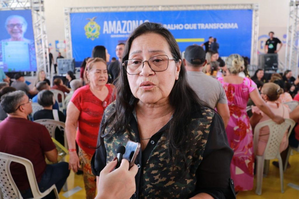 Governador Wilson Lima entrega mil títulos no Vale do Sinai e ultrapassa 19 mil famílias com imóveis regularizados no Amazonas Portal Informe Digital Governador Wilson Lima entrega mil titulos no Vale do Sinai e ultrapassa 19 mil familias com imoveis regularizados 7 Moradora proprietaria Ana Maria Nascimento foto Mauro Neto Secom 1024x682 1