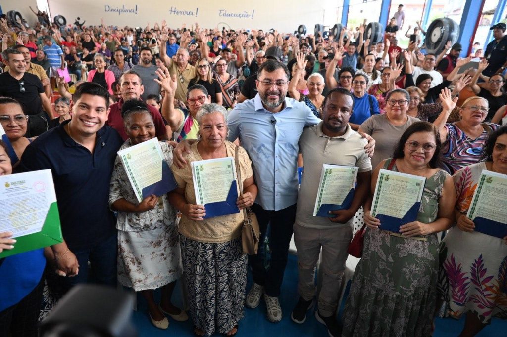 Governador Wilson Lima entrega mil títulos no Vale do Sinai e ultrapassa 19 mil famílias com imóveis regularizados no Amazonas Portal Informe Digital Governador Wilson Lima entrega mil titulos no Vale do Sinai e ultrapassa 19 mil familias com imoveis regularizados no Amazonas 11 foto Janailton Falcao Secom 1024x682 1