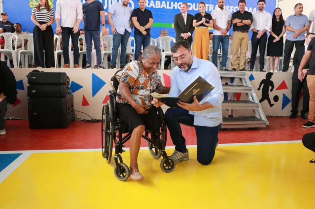 Governador Wilson Lima entrega mil títulos no Vale do Sinai e ultrapassa 19 mil famílias com imóveis regularizados no Amazonas Portal Informe Digital Governador Wilson Lima entrega mil titulos no Vale do Sinai e ultrapassa 19 mil familias com imoveis regularizados no Amazonas 4 foto Mauro Neto Secom 1024x682 1