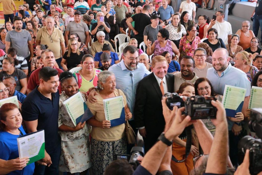 Governador Wilson Lima entrega mil títulos no Vale do Sinai e ultrapassa 19 mil famílias com imóveis regularizados no Amazonas Portal Informe Digital Governador Wilson Lima entrega mil titulos no Vale do Sinai e ultrapassa 19 mil familias com imoveis regularizados no Amazonas 5 foto Mauro Neto Secom 1024x682 1