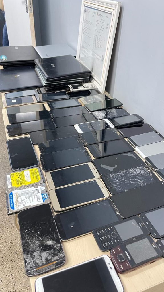 Polícia Civil apreende aparelhos eletrônicos roubados durante operação no Centro de Manaus Portal Informe Digital PCAM MATERIAL APREENDIDO DIVULGACAO 2 576x1024 1