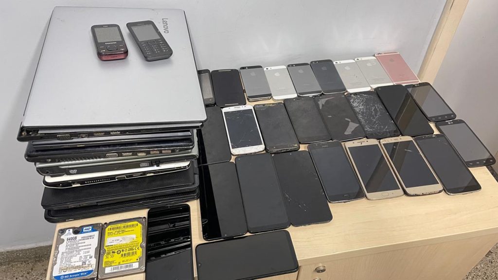 Polícia Civil apreende aparelhos eletrônicos roubados durante operação no Centro de Manaus Portal Informe Digital PCAM MATERIAL APREENDIDO DIVULGACAO 5 1024x576 1
