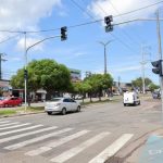Prefeitura implanta semaforo de pedestre e reforca sinalizacao no bairro Compensa 3