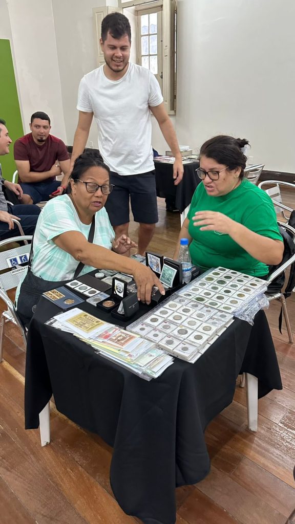 Colecionismo e história: Museu de Numismática reúne colecionadores de moedas em exposição gratuita no domingo Portal Informe Digital WhatsApp Image 2025 06 13 at 135848 576x1024 1