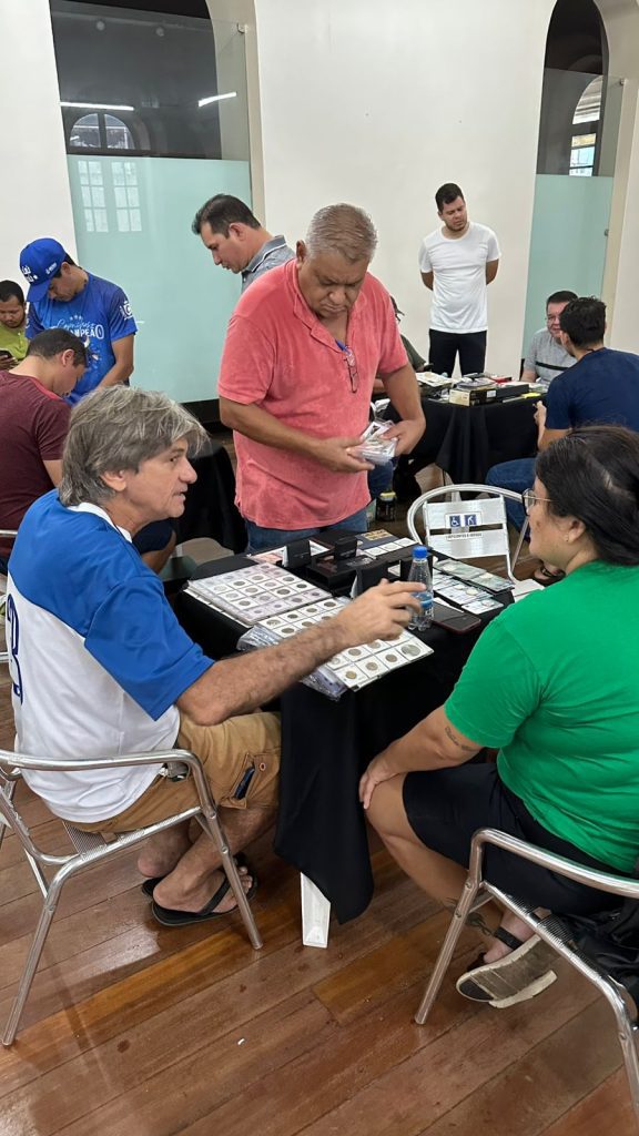 Colecionismo e história: Museu de Numismática reúne colecionadores de moedas em exposição gratuita no domingo Portal Informe Digital WhatsApp Image 2025 06 13 at 135849 576x1024 1