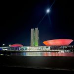congresso iluminado de vermelho 768x576 1