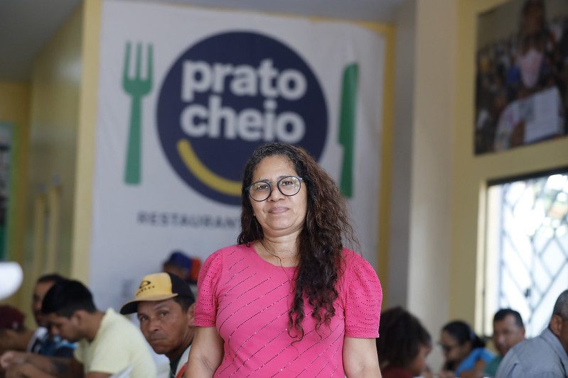 ‘Eu acho muito bom esse programa’, diz beneficiária do Programa Prato Cheio no interior Portal Informe Digital Eu acho muito bom esse programa diz beneficiaria do Programa Prato Cheio no interior Beneficiaria Lenilde Pinheiro Foto Arthur Castro Secom 4