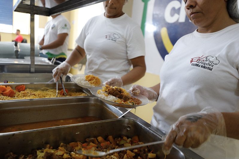‘Eu acho muito bom esse programa’, diz beneficiária do Programa Prato Cheio no interior Portal Informe Digital Eu acho muito bom esse programa diz beneficiaria do Programa Prato Cheio no interior Foto Arthur Castro Secom 2