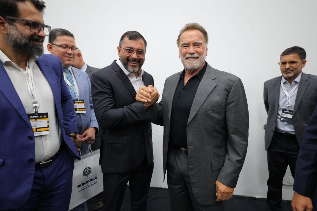 Governador Wilson Lima apresenta a Arnold Schwarzenegger papel estratégico do Amazonas na agenda climática global e na defesa dos povos da floresta Portal Informe Digital Governador Wilson Lima apresenta a Arnold Schwarzenegger papel estrategico do Amazonas na agenda climatica global e na defesa dos povos da floresta 1 foto Diego Peres Secom 1024x682 1