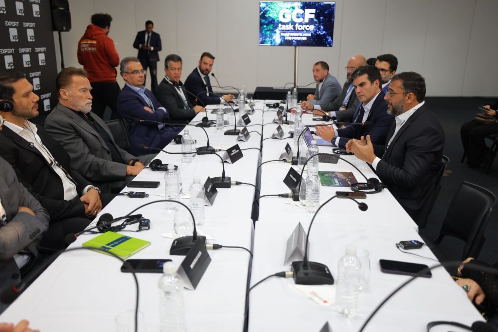 Governador Wilson Lima apresenta a Arnold Schwarzenegger papel estratégico do Amazonas na agenda climática global e na defesa dos povos da floresta Portal Informe Digital Governador Wilson Lima apresenta a Arnold Schwarzenegger papel estrategico do Amazonas na agenda climatica global e na defesa dos povos da floresta 2 foto Diego Peres Secom 1024x682 1