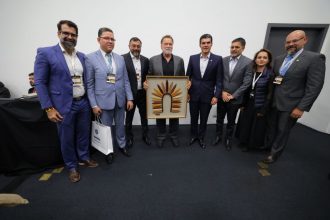 Governador Wilson Lima apresenta a Arnold Schwarzenegger papel estrategico do Amazonas na agenda climatica global e na defesa dos povos da floresta 4 foto Diego Peres Secom 1024x682 1