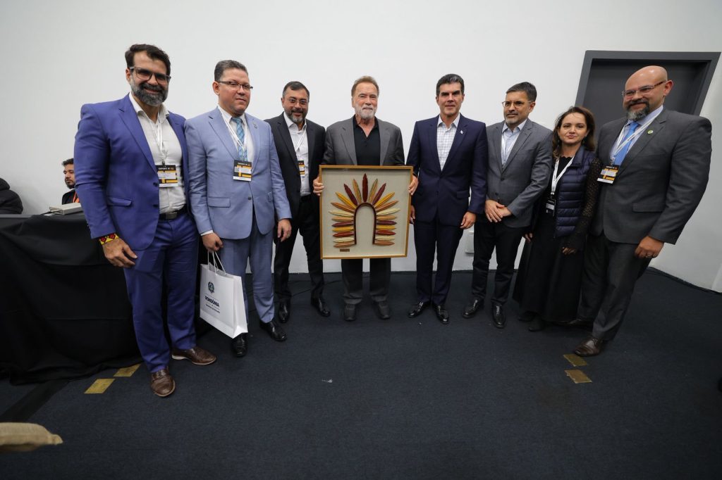 Governador Wilson Lima apresenta a Arnold Schwarzenegger papel estratégico do Amazonas na agenda climática global e na defesa dos povos da floresta Portal Informe Digital Governador Wilson Lima apresenta a Arnold Schwarzenegger papel estrategico do Amazonas na agenda climatica global e na defesa dos povos da floresta 4 foto Diego Peres Secom 1024x682 1