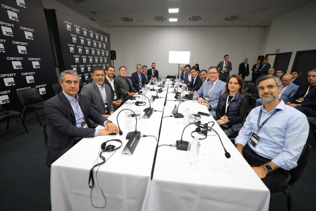 Governador Wilson Lima apresenta a Arnold Schwarzenegger papel estratégico do Amazonas na agenda climática global e na defesa dos povos da floresta Portal Informe Digital Governador Wilson Lima apresenta a Arnold Schwarzenegger papel estrategico do Amazonas na agenda climatica global e na defesa dos povos da floresta 5 foto Diego Peres Secom 1024x682 1