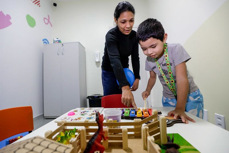 “É muito significativo para nós, mães atípicas”, diz mãe sobre primeiro Caic TEA voltado ao atendimento de crianças com autismo Portal Informe Digital Mae atipica Leila Ferreira Foto Alex Pazuello Secom 1