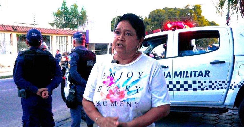 Novas viaturas e motocicletas da Polícia Militar do Amazonas já operam em Manaus e reforçam policiamento ostensivo Portal Informe Digital PMAM MORADORA MARIA MARLENE FOTO ANTONIO FAUSTINO SECOM 1024x533 1