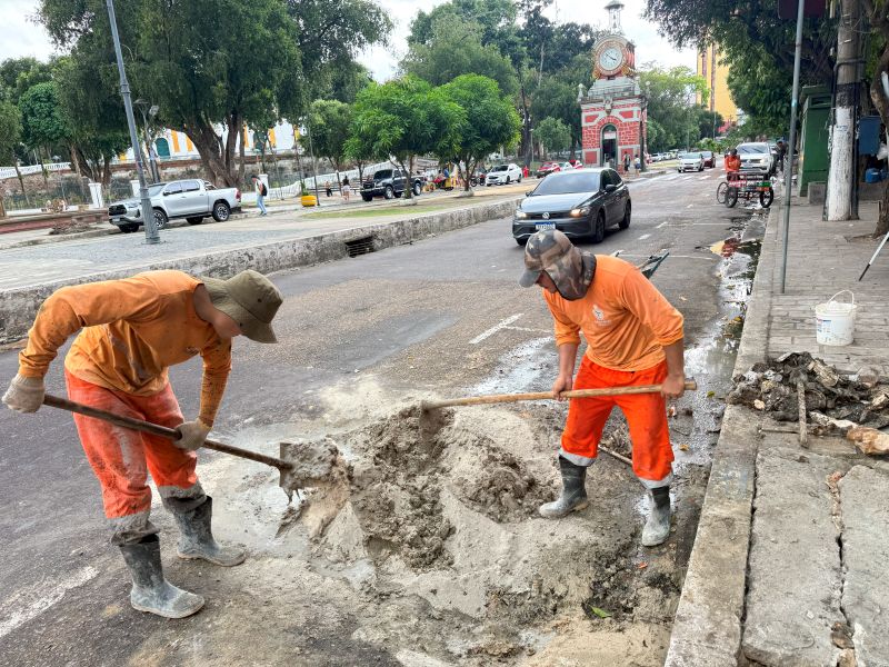Prefeitura de Manaus realiza manutencao em sistema de drenagem da avenida Eduardo Ribeiro 3